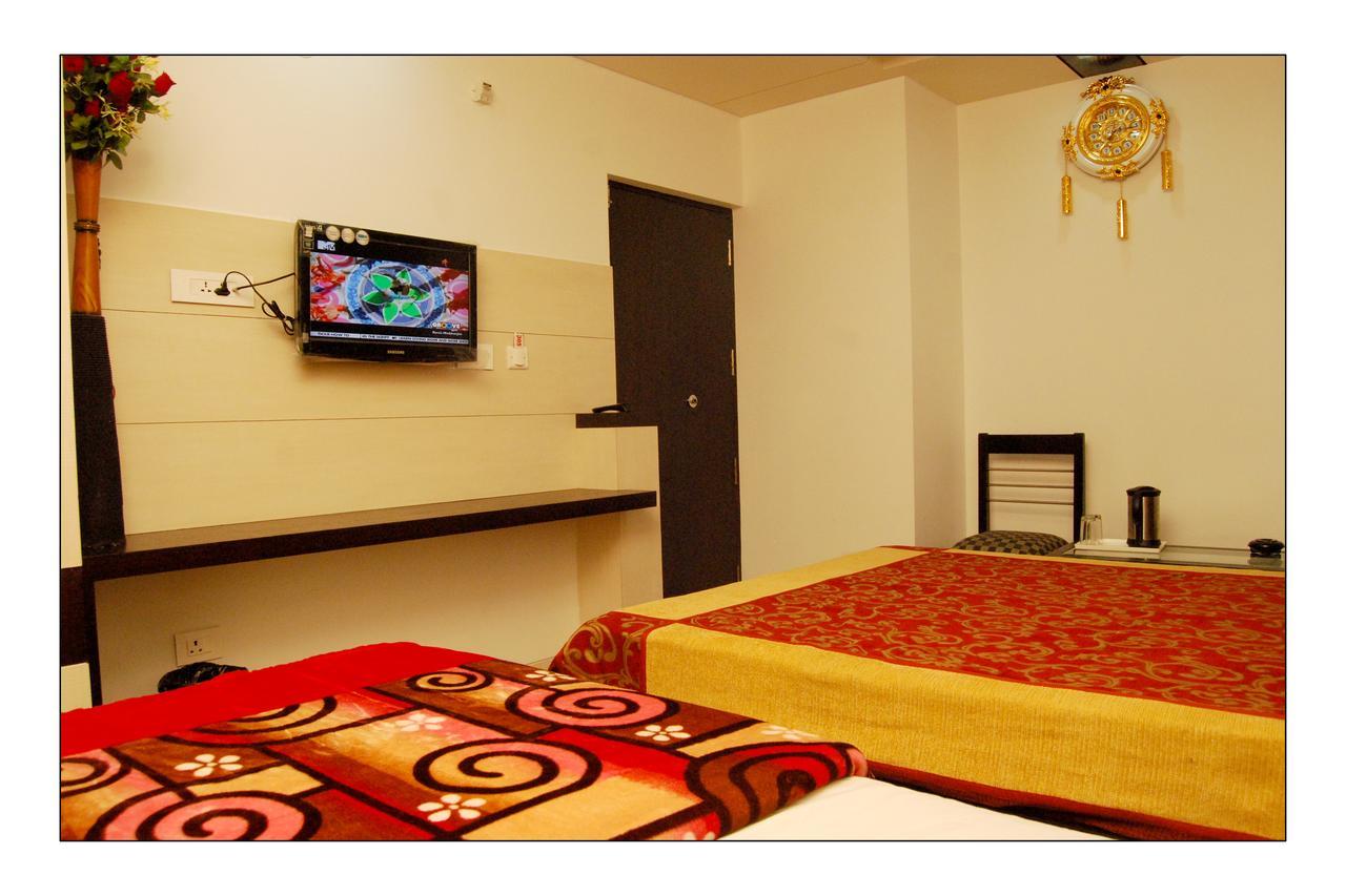 Hotel Jinendra Palace Jaipur Ngoại thất bức ảnh