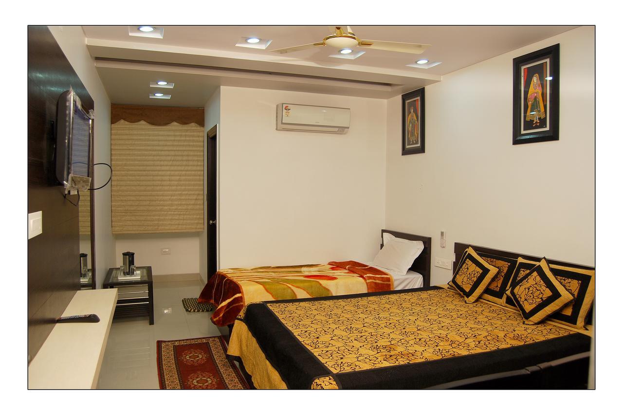 Hotel Jinendra Palace Jaipur Ngoại thất bức ảnh