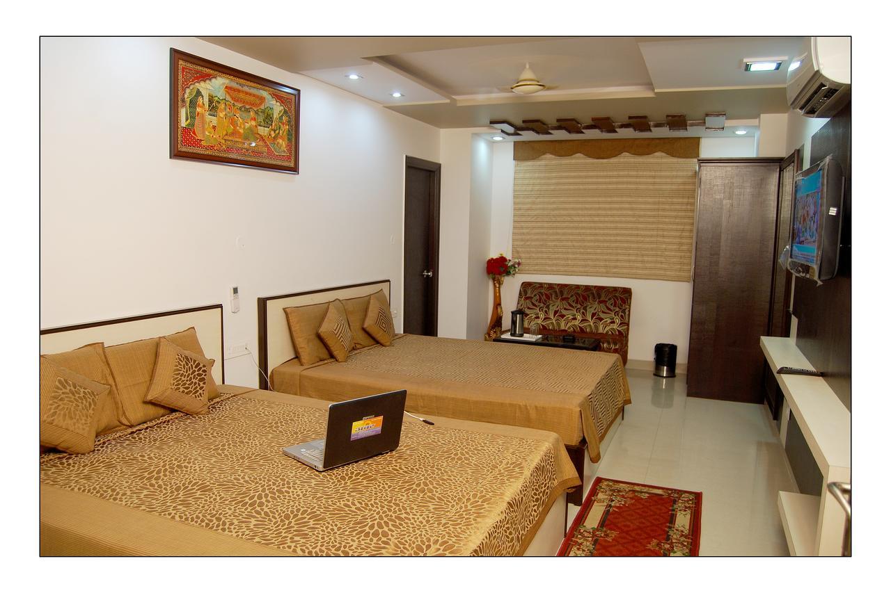 Hotel Jinendra Palace Jaipur Ngoại thất bức ảnh