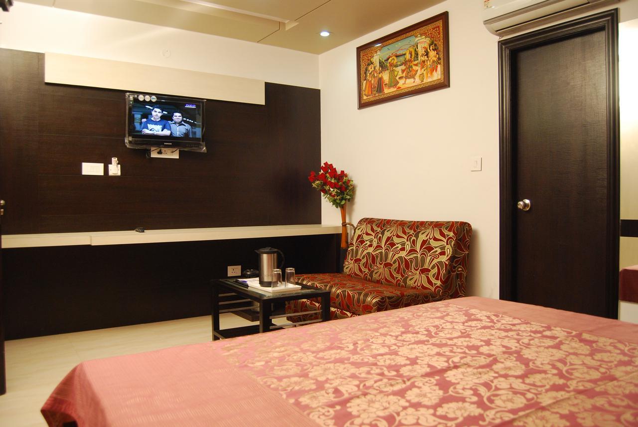 Hotel Jinendra Palace Jaipur Ngoại thất bức ảnh