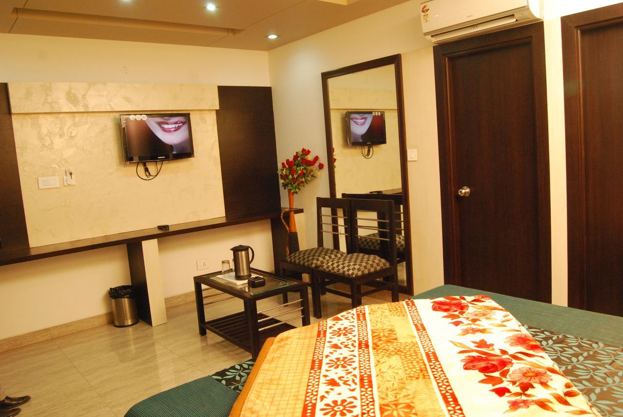 Hotel Jinendra Palace Jaipur Ngoại thất bức ảnh
