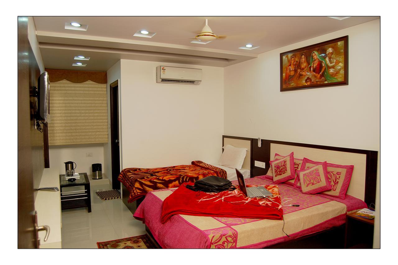 Hotel Jinendra Palace Jaipur Ngoại thất bức ảnh