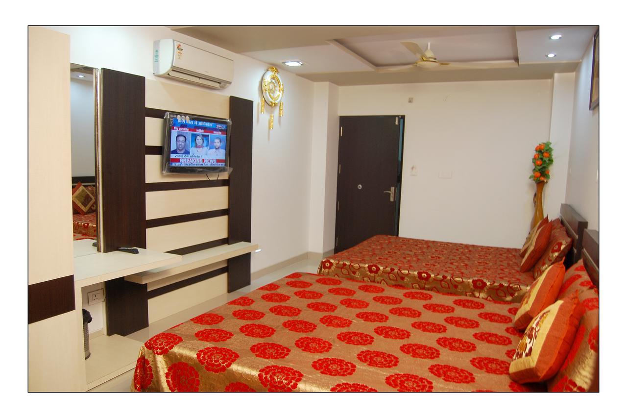 Hotel Jinendra Palace Jaipur Ngoại thất bức ảnh