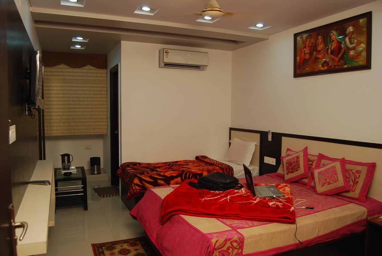 Hotel Jinendra Palace Jaipur Ngoại thất bức ảnh