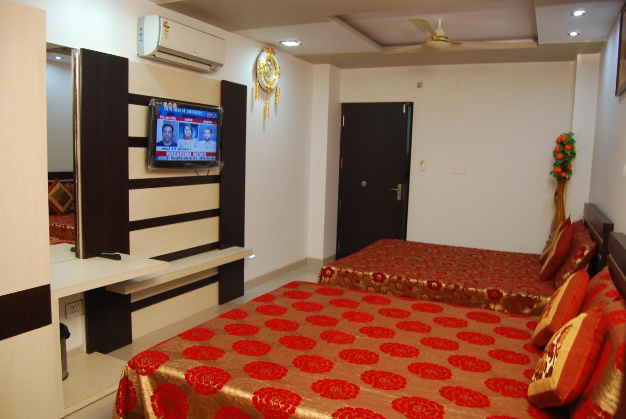Hotel Jinendra Palace Jaipur Ngoại thất bức ảnh