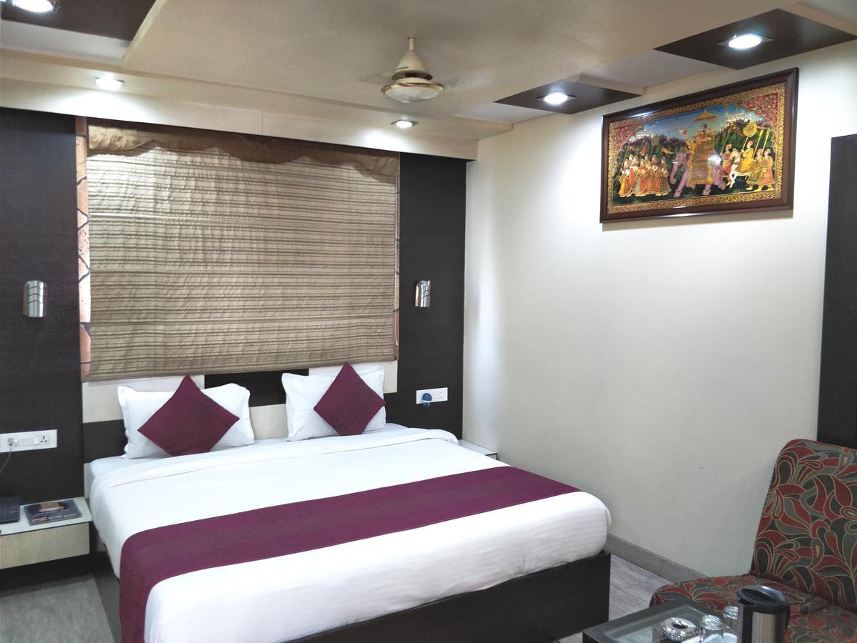 Hotel Jinendra Palace Jaipur Ngoại thất bức ảnh