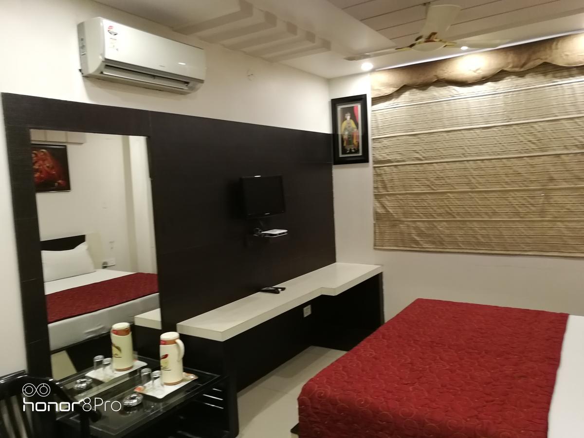 Hotel Jinendra Palace Jaipur Ngoại thất bức ảnh
