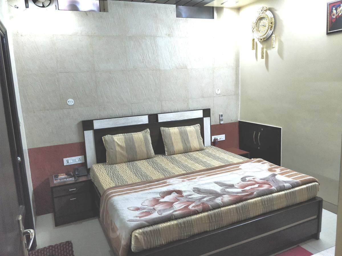 Hotel Jinendra Palace Jaipur Ngoại thất bức ảnh