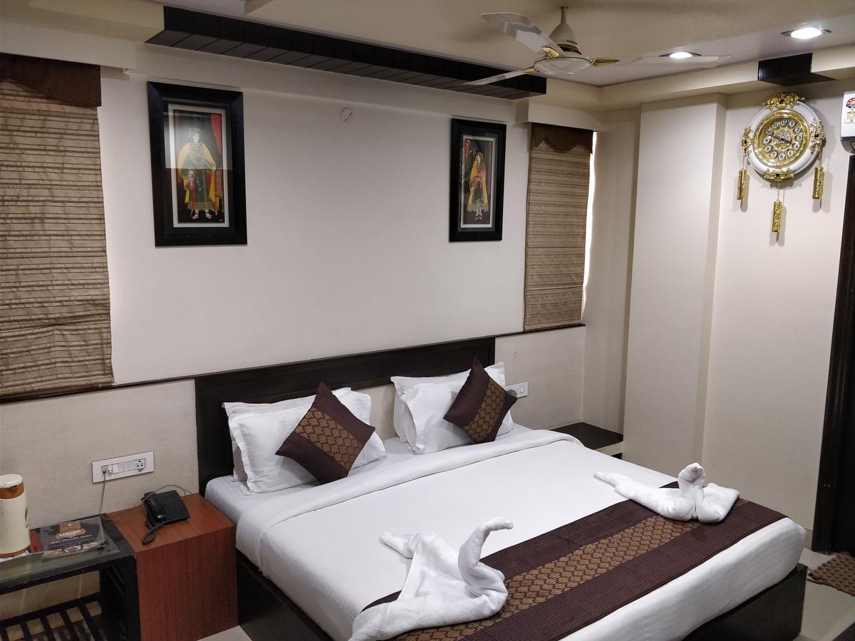 Hotel Jinendra Palace Jaipur Ngoại thất bức ảnh