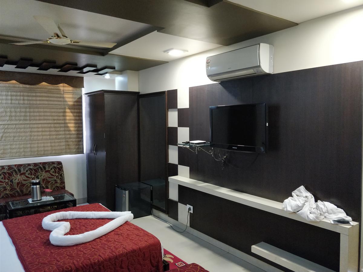 Hotel Jinendra Palace Jaipur Ngoại thất bức ảnh